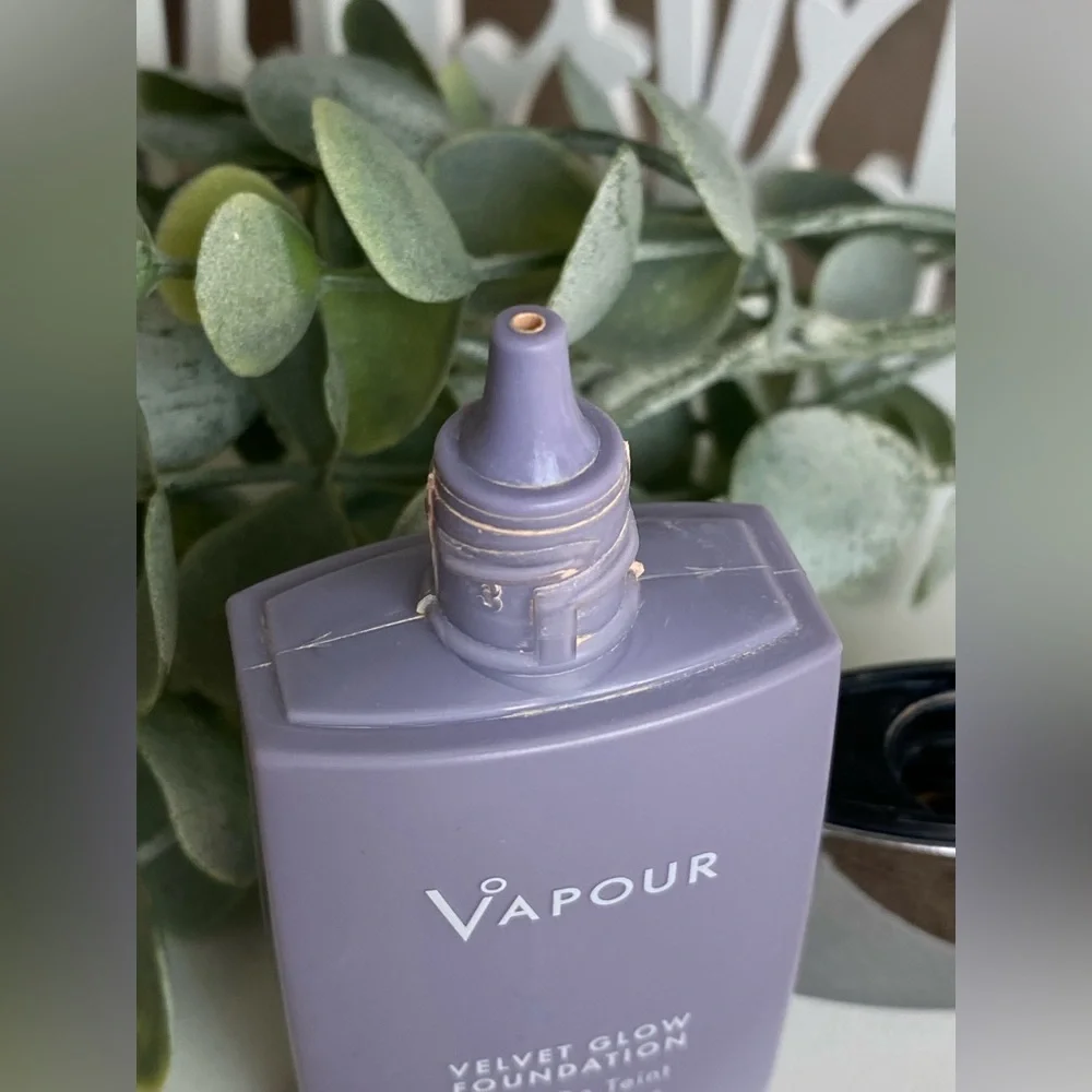 Vapour Velvet Glow Foundation 090V